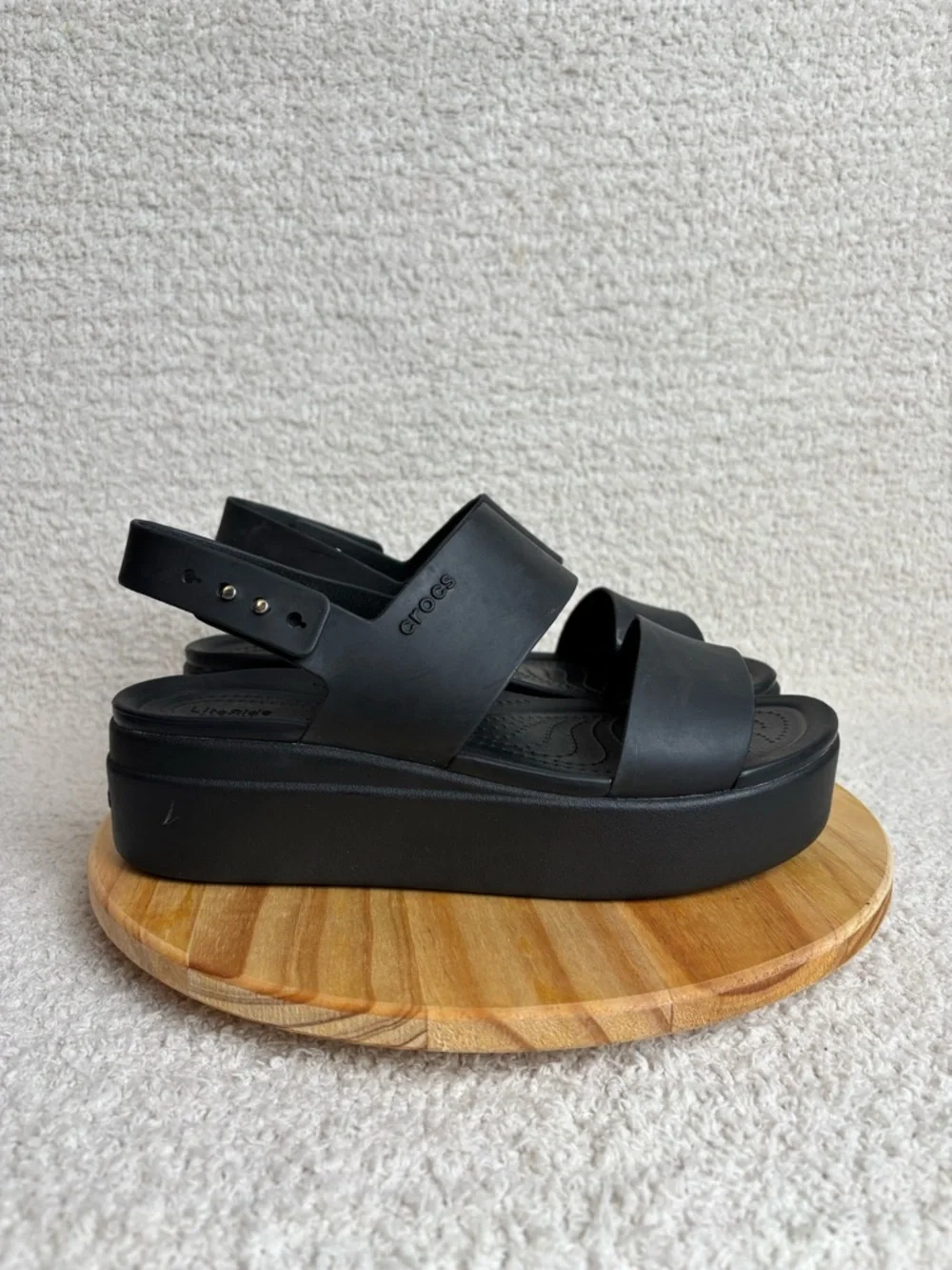 Crocs Sandals Womens 8 Brooklyn Low Wedge in Black